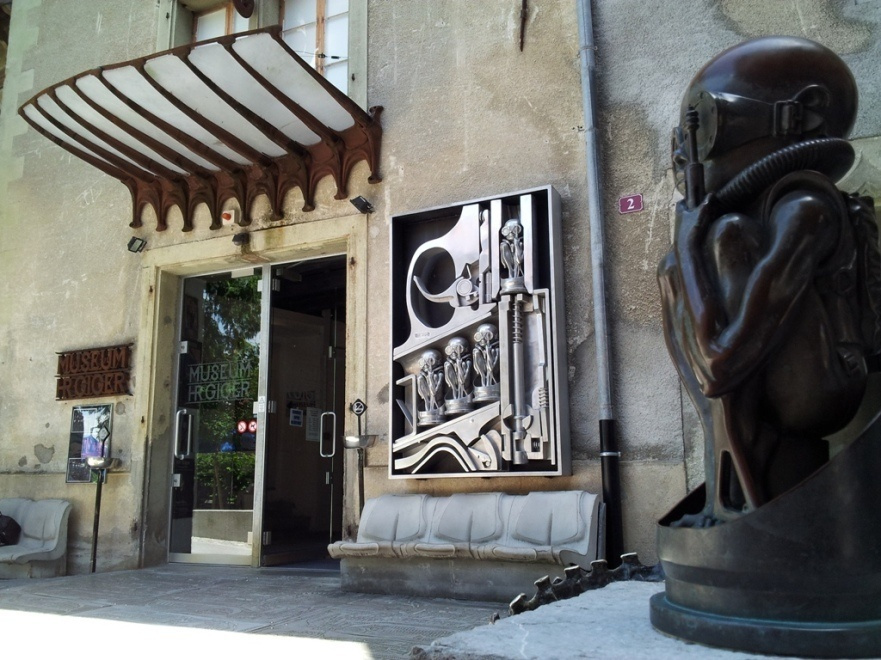 Hans Rudolph Giger. Ingresso al museo con sculture Giger